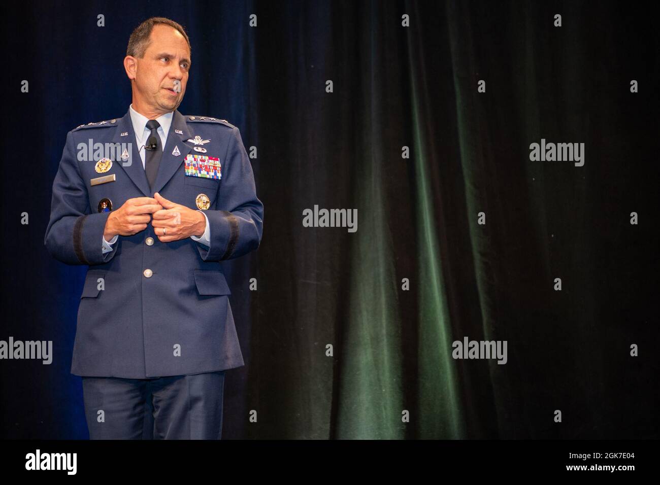 Le lieutenant-général de la Force spatiale des États-Unis, John Shaw, commandant adjoint du Commandement spatial des États-Unis, s'adresse aux dirigeants de l'espace du monde entier lors du déjeuner des combattants de la guerre spatiale au 36e Symposium spatial annuel, le 25 août 2021, à Colorado Springs, au Colorado. Au cours du déjeuner, Shaw introduit un nouveau nom pour le domaine de responsabilité de USSPACECOM, « astrographique ». Le Symposium spatial est l'occasion pour les nations et les secteurs de l'entreprise spatiale de promouvoir le dialogue et de concentrer l'attention sur les questions spatiales critiques. USSPACECOM mène des opérations dans, depuis et vers l'espace afin de prévenir les conflits, et si nécessaire d Banque D'Images