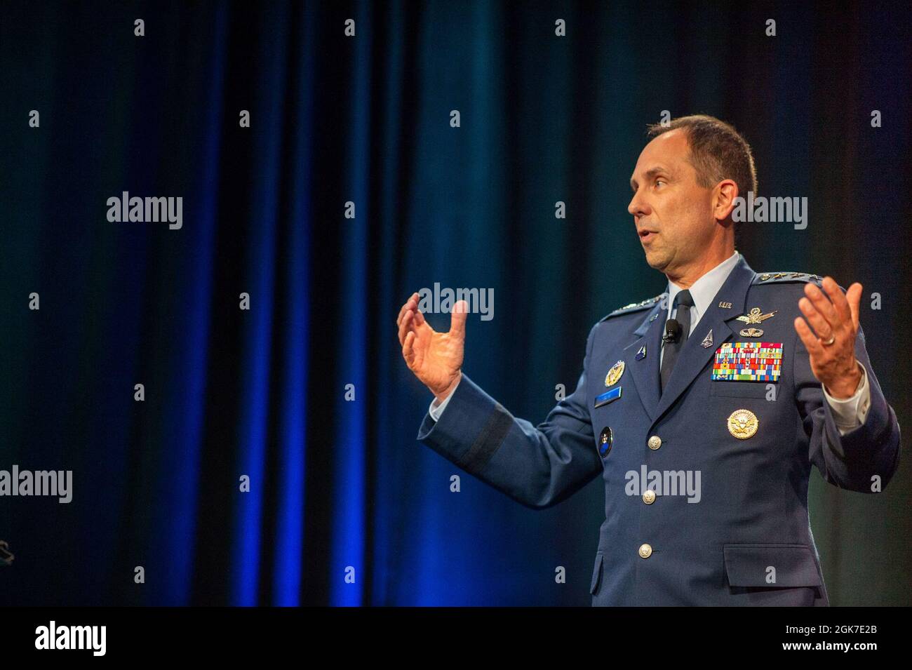 Le lieutenant-général de la Force spatiale des États-Unis, John Shaw, commandant adjoint du Commandement spatial des États-Unis, s'adresse aux dirigeants de l'espace du monde entier lors du déjeuner des combattants de la guerre spatiale au 36e Symposium spatial annuel, le 25 août 2021, à Colorado Springs, au Colorado. Au cours du déjeuner, Shaw introduit un nouveau nom pour le domaine de responsabilité de USSPACECOM, « astrographique ». Le Symposium spatial est l'occasion pour les nations et les secteurs de l'entreprise spatiale de promouvoir le dialogue et de concentrer l'attention sur les questions spatiales critiques. USSPACECOM mène des opérations dans, depuis et vers l'espace afin de prévenir les conflits, et si nécessaire d Banque D'Images