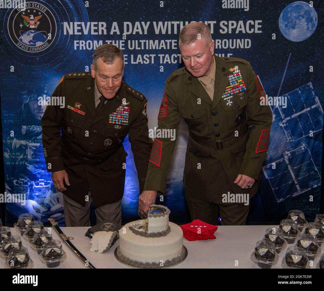Le général de l'armée américaine James Dickinson, commandant du Commandement spatial des États-Unis, et le Sgt Gunnery, maître du corps des Marines des États-Unis. Scott Stalker, dirigeant principal de l'USSPACECOM, a coupé le gâteau d'anniversaire pour célébrer le deuxième anniversaire de l'USSPACECOM lors du 36e Symposium spatial annuel, le 25 août 2021, à Colorado Springs, au Colorado. Le Symposium spatial est l'occasion pour les nations et les secteurs de l'entreprise spatiale de promouvoir le dialogue et de concentrer l'attention sur les questions spatiales critiques. L'USSPACECOM mène des opérations dans, depuis et vers l'espace afin de prévenir les conflits et, si nécessaire, de vaincre l'agression Banque D'Images