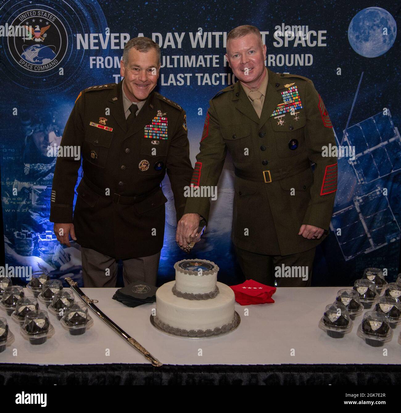 Le général de l'armée américaine James Dickinson, commandant du Commandement spatial des États-Unis, et le Sgt Gunnery, maître du corps des Marines des États-Unis. Scott Stalker, dirigeant principal de l'USSPACECOM, se prépare à couper le gâteau d'anniversaire pour célébrer le deuxième anniversaire de l'USSPACECOM lors du 36e Symposium spatial annuel, le 25 août 2021, à Colorado Springs, au Colorado. Le Symposium spatial est l'occasion pour les nations et les secteurs de l'entreprise spatiale de promouvoir le dialogue et de concentrer l'attention sur les questions spatiales critiques. USSPACECOM mène des opérations dans, depuis et vers l'espace afin de prévenir les conflits et, si nécessaire, la défaite Banque D'Images