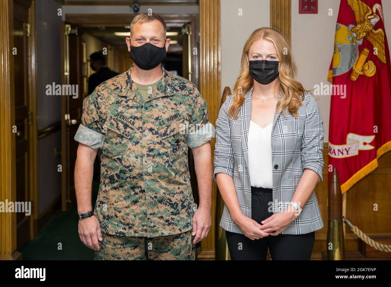 Le colonel Michael Jernigan du corps des Marines des États-Unis, à gauche, le chef d'état-major des installations du corps des Marines de l'est, pose pour une photo avec Kelsey Byerly, à droite, un assistant législatif pour le sénateur américain Richard Burr, sur le camp de base du corps des Marines Lejeune, en Caroline du Nord, le 25 août 2021. Byerly a visité le camp Lejeune du MCB afin de mieux comprendre les opérations et les capacités de la base. Banque D'Images