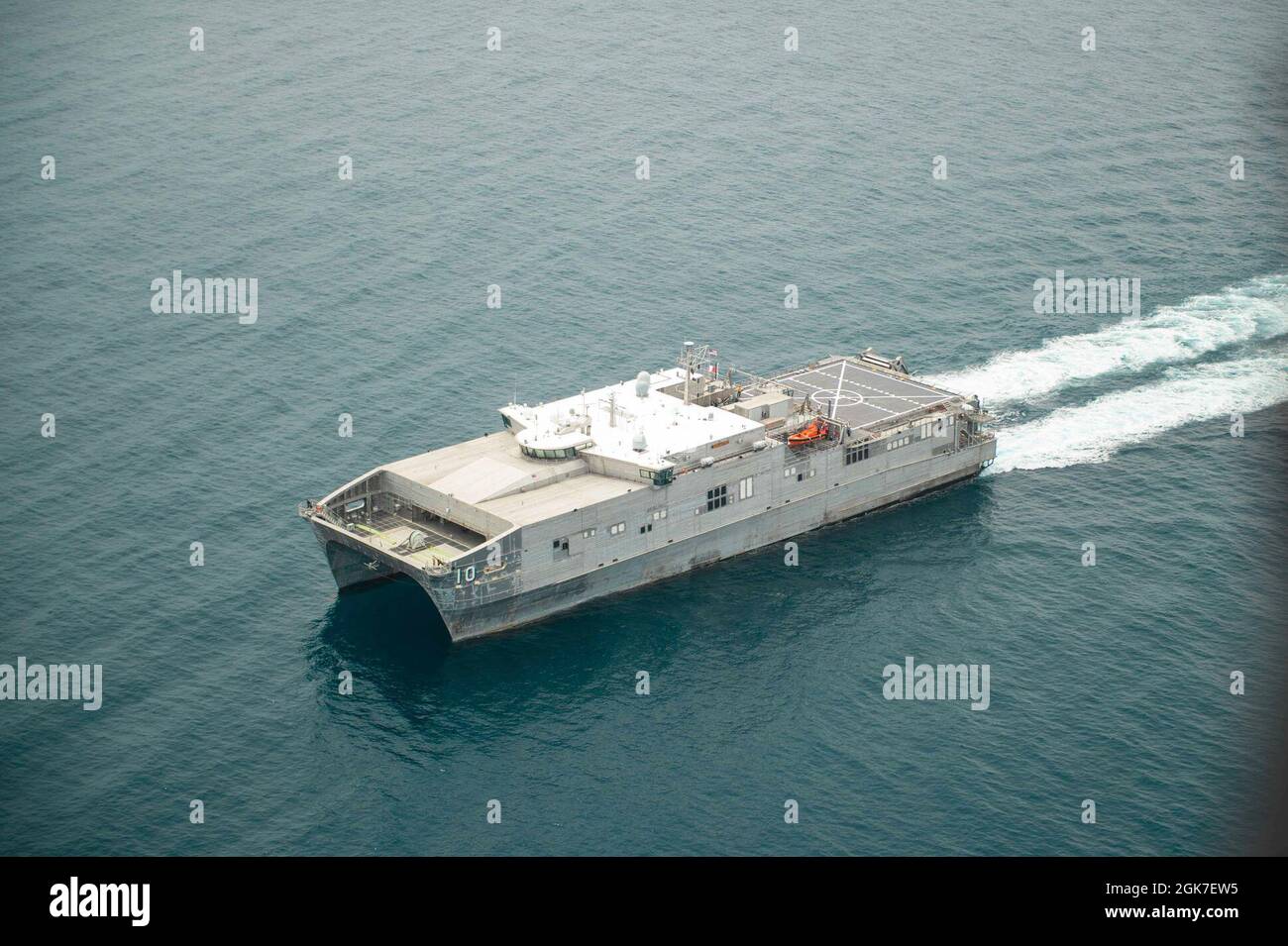 210825-N-MD802-1213 MER DES CARAÏBES - (AOÛT 25, 2021) — le navire de transport rapide de la classe Spearhead USNS Burlington (T-EPF-10) opère au large de la côte d'Haïti, le 25 août 2021. Burlington est déployé au Commandement Sud des Forces navales américaines/États-Unis La 4e flotte soutiendra les efforts d'aide humanitaire et de secours en cas de catastrophe (HADR) en Haïti à la suite d'un tremblement de terre de magnitude 7.2 le 14 août 2021. Banque D'Images
