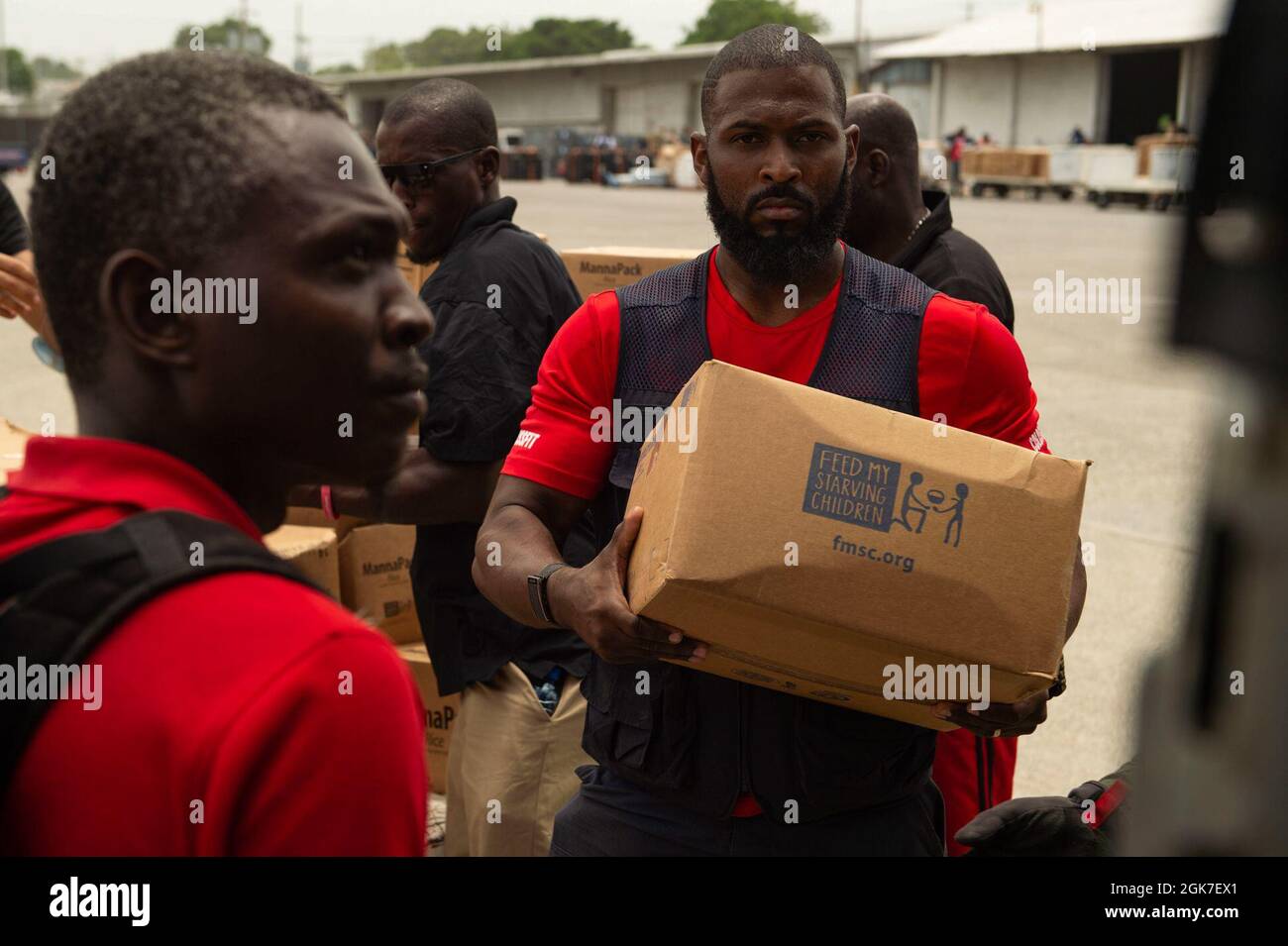 210825-N-MD802-1182 PORT-au-PRINCE, Haïti - (août 25, 2021) — membres de l'équipe de l'Agence américaine pour le développement international Banque D'Images