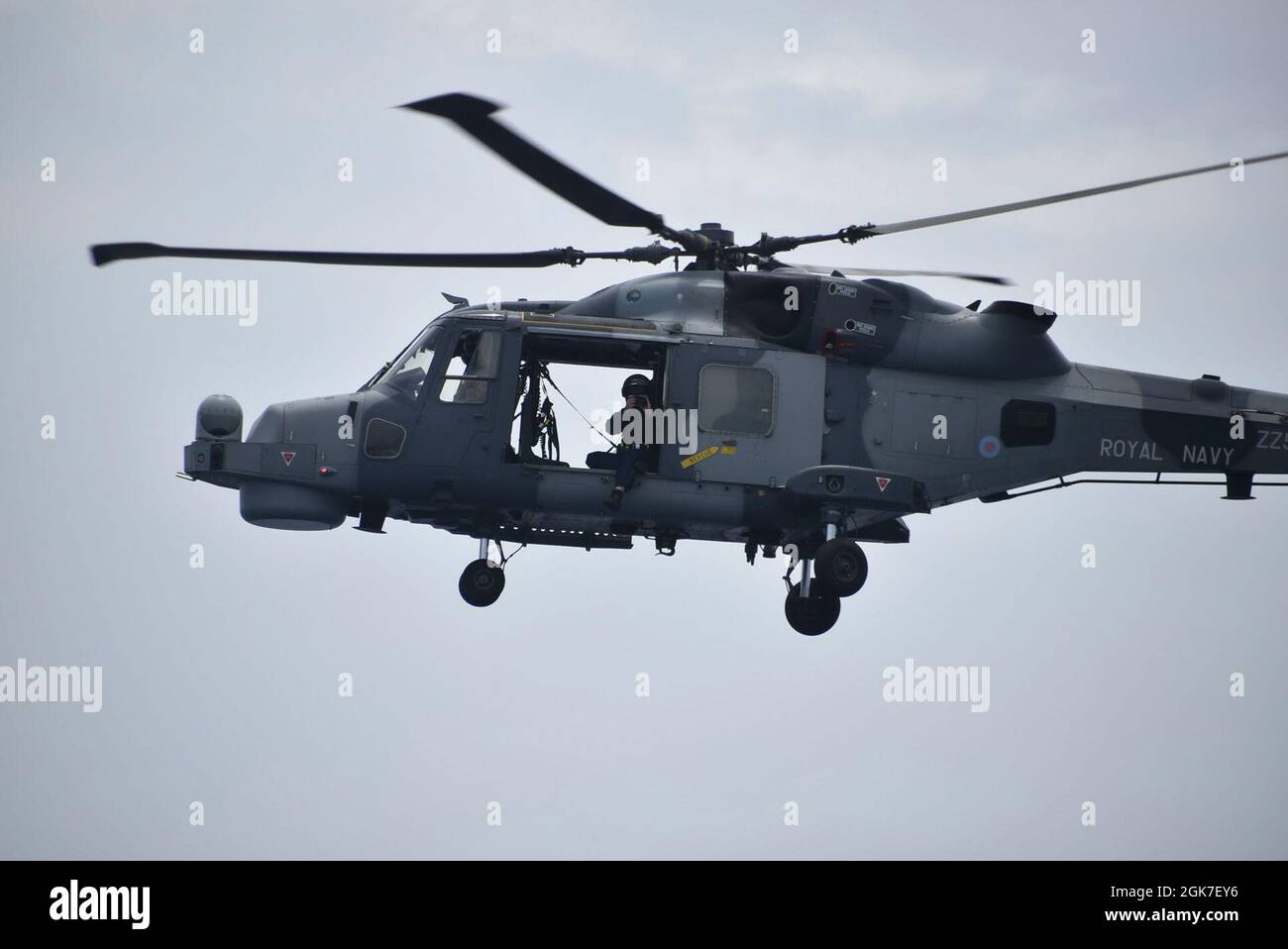 210825-N-N3764-0004 MER DES CARAÏBES - (AOÛT 25, 2021) – Un hélicoptère Wildcat de la Marine royale britannique affecté au pétrolier de la flotte rapide auxiliaire RFA Wave Knight (A389) prend son envol après avoir fait le plein avec le navire de transport rapide de la classe Spearhead USNS Burlington (T-EPF 10), le 25 août 2021. Burlington et Wave Knight appuient les efforts d'aide humanitaire et de secours en cas de catastrophe (HADR) en Haïti à la suite d'un tremblement de terre de magnitude 7.2 le 14 août 2021. Banque D'Images