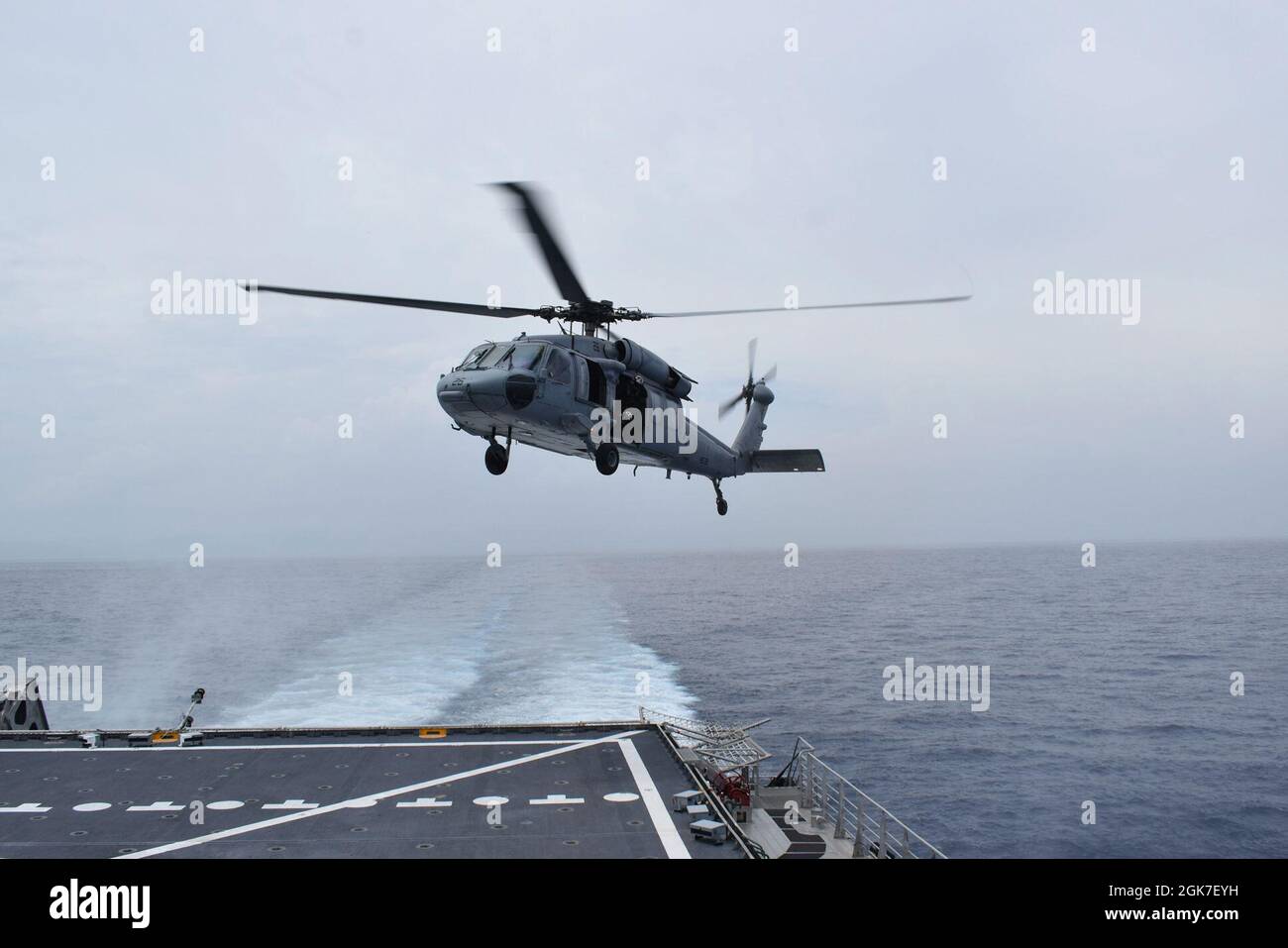 210825-N-N3764-0002 MER DES CARAÏBES - (AOÛT 25, 2021) – Un Seahawk MH DES ANNÉES 60 avec les “Chargers” de l’Escadron de combat en mer (HSC) 26 débarque sur le navire de transport rapide de la classe Spearhead USNS Burlington (T-EPF 10) pour ravitailler en carburant, le 25 août 2021. Burlington est déployé dans le Commandement Sud des Forces navales des États-Unis/4e flotte des États-Unis pour soutenir les efforts d'aide humanitaire et de secours en cas de catastrophe (HADR) en Haïti à la suite d'un tremblement de terre de magnitude 7.2 le 14 août 2021. Banque D'Images