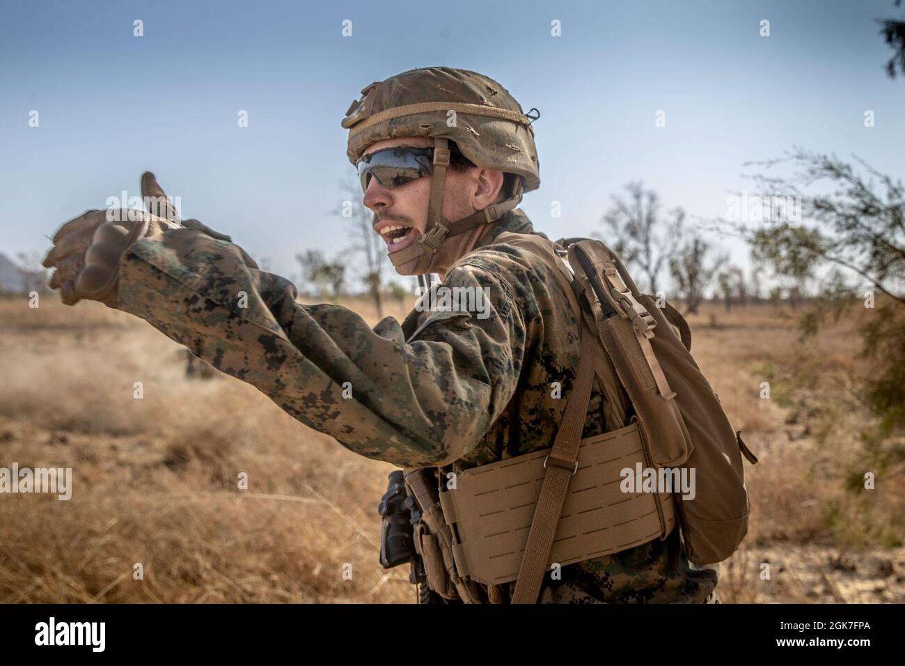 Sergent du corps des Marines des États-Unis Matthew Duncan, un chef d'équipe de la Compagnie B., 1er Bataillon, 7e Régiment de Marine (renforcé), Marine Rotational Force – Darwin, crie des commandements à son équipe lors d'une répétition à sec dans la zone d'entraînement de Bradshaw Field, territoire du Nord, Australie, le 25 août 2021. Les répétitions à sec étaient en préparation pour un incendie entre Marines et l'armée australienne pour l'exercice Koolendong. L’exercice Koolendong valide la capacité des FRM-D et de la Force de défense australienne à mener des opérations de commandement et de contrôle expéditionnaires, démontrant ainsi l’engagement commun d’être prêts à s’en servir Banque D'Images