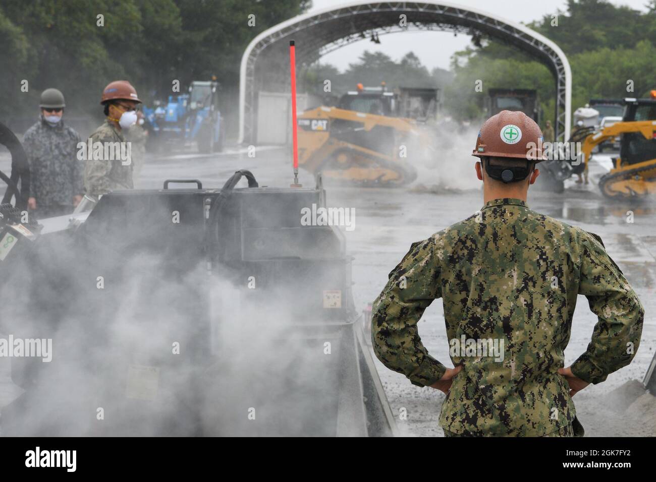 MISAWA, Japon (août 25, 2021) – Chase Vanzile, constructeur de 3e classe, affecté au Commandement du génie des installations navales (NAVFAC), extrême-Orient, détachement de Misawa, dirige une mini-chargeuse avec une fixation de scie à béton pour réparer les dommages résultant d'une frappe aérienne simulée pour l'opération Resilient Weasel à la base aérienne de Misawa. L’opération Resilient Weasel était une opération conjointe avec la Marine, l’Armée de l’air et les membres de la Force aérienne japonaise d’autodéfense qui s’étaient formés pour réparer les dommages causés à la ligne de vol dans le cadre d’une attaque simulée. Banque D'Images