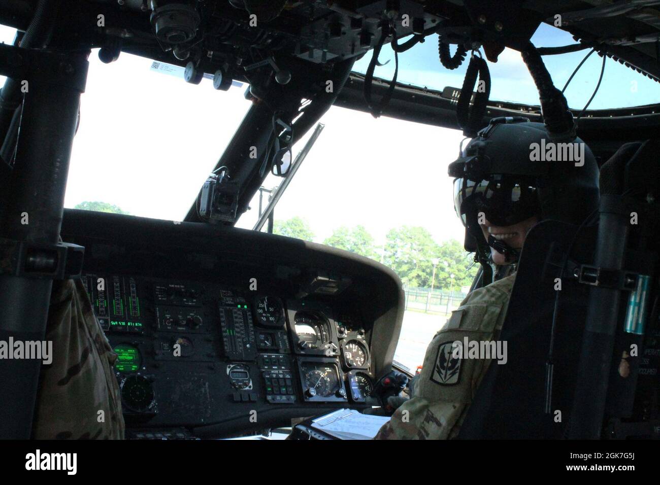 Soldats de la Garde nationale de Caroline du Nord affectés à Charlie Company, 1er Bataillon, 131e Aviation Regiment; 449e Brigade d'aviation de combat; tenir DES séances d'information sur la sécurité et des vols d'orientation SUR l'hélicoptère UH-60 Black Hawk avec les cadets du ROTC de l'Université de Caroline de l'est à l'aéroport Pitt-Greenville, Greenville, Caroline du Nord, le 25 août 2021. Banque D'Images