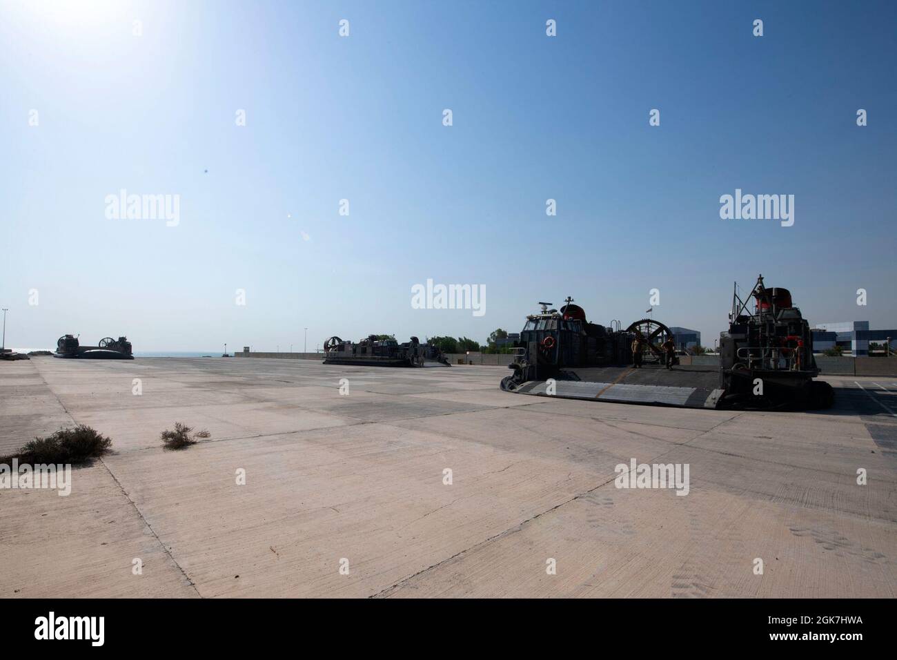 210826-N-WP865-1202 KOWEÏT (AOÛT 26, 2021) embarcation, coussins d'air attachés à l'unité d'embarcation d'assaut (ACU) 4 terre sur la plage pendant les opérations du LCAC, août 26. ACU-4 est actuellement embarqué à bord du navire d'assaut amphibie de classe Wasp USS Iwo Jima (LHD 7). Iwo Jima est déployé dans la zone d'opérations de la 5e flotte des États-Unis pour assurer la stabilité et la sécurité maritimes dans la région centrale, reliant la Méditerranée et le Pacifique à travers l'ouest de l'océan Indien et trois points d'étranglement stratégiques. Banque D'Images