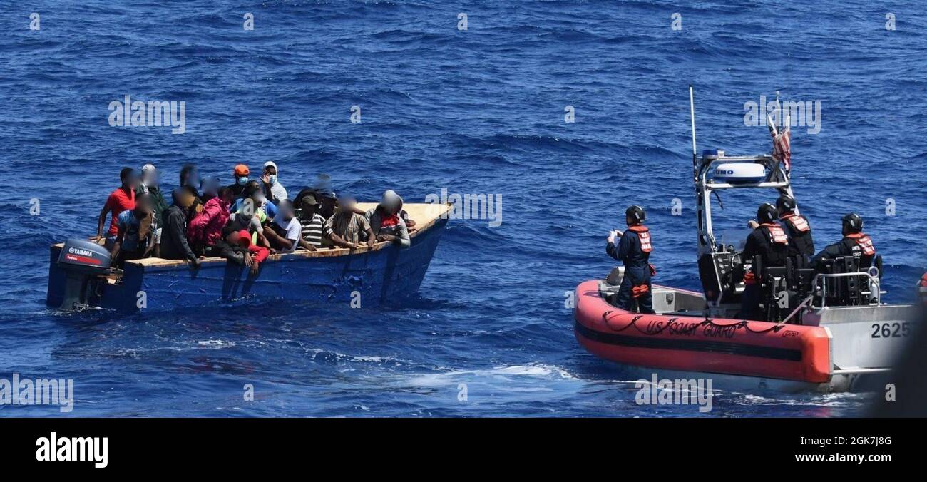 L’équipage du bateau de la Garde côtière Winslow Griesser est en scène avec un voyage illégal de migrants le 26 août 2021, dans le passage de Mona entre la République dominicaine et Porto Rico. Le groupe de migrants était composé de 12 Haïtiens et de 11 ressortissants dominicains qui ont été renvoyés en République dominicaine le 28 août 2021. Banque D'Images