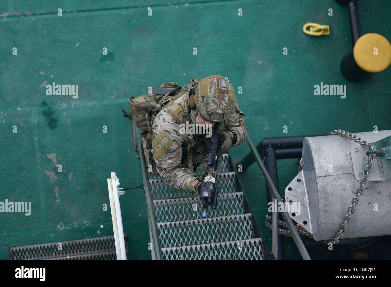 Un membre de l'équipe Ouest d'intervention de la sécurité maritime de la Garde côtière des États-Unis effectue un balayage au cours d'un exercice de formation sur l'application de la loi dans le fleuve Columbia, entre Washington et l'Oregon, le jeudi 26 août 2021. Le TMSR de la Garde côtière est une unité tactique qui se spécialise dans la lutte contre le terrorisme maritime et l’application de la loi à haut risque. Banque D'Images