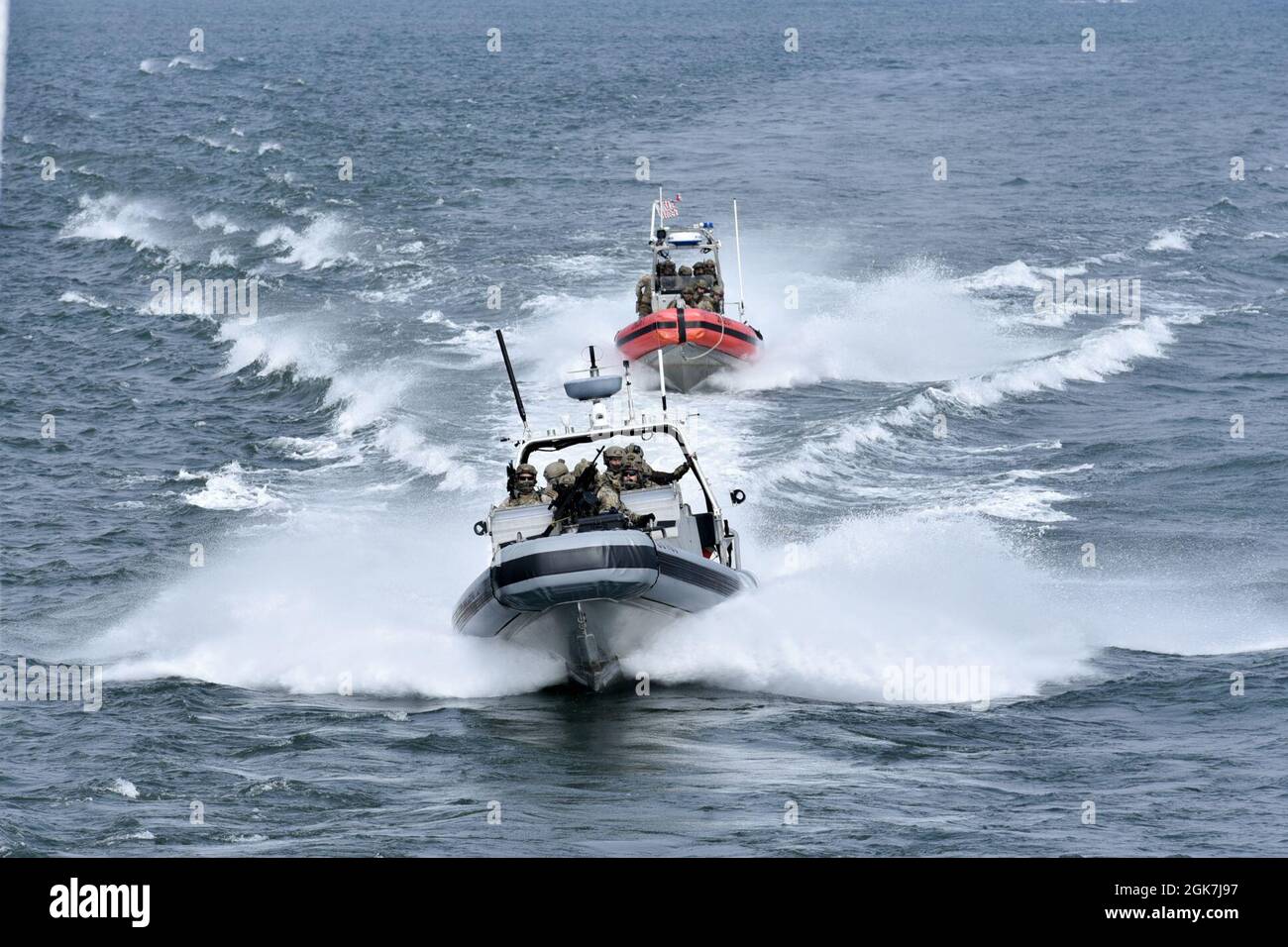 L'illustration montre un navire à usage spécial de l'équipe d'intervention de la sécurité maritime de la Garde côtière de 33 pieds et un bateau de sécurité portuaire transportable de 26 pieds en cours à l'embouchure de la rivière Columbia, entre Washington et l'Oregon, au cours d'un exercice de formation à l'application de la loi, le jeudi 26 août 2021. Le TMSR de la Garde côtière est une unité tactique qui se spécialise dans la lutte contre le terrorisme maritime et l’application de la loi à haut risque. Banque D'Images