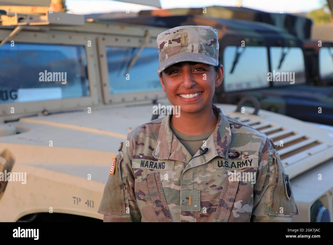 KEKAHA, Hawaii -- le 2e Lt. Amnol Narang, Roswell, natif de Géorgie et officier de défense aérienne avec le 1er Battalon, 1er Régiment d'artillerie de défense aérienne, explique pourquoi elle a rejoint l'armée américaine dans une interview vidéo de la Journée de l'égalité des femmes lors d'un événement d'entraînement à l'installation de tir de missiles Patriot le 26 août. Narang a fait l'histoire le 12 juin 2020 quand elle a obtenu son diplôme de l'Académie militaire des États-Unis West point comme premier observateur Sikh. Banque D'Images