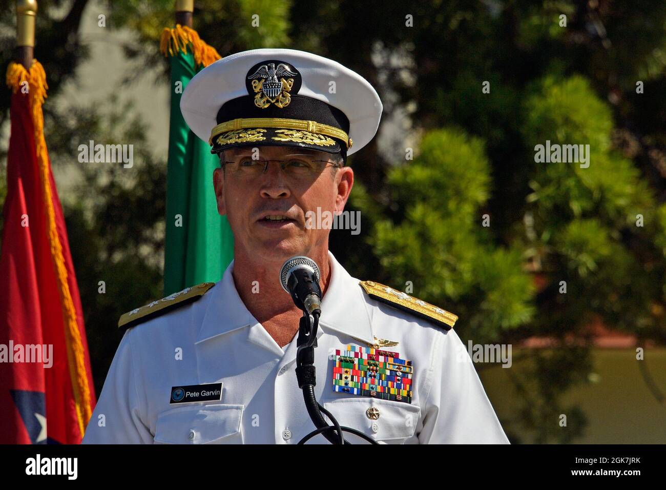 210826-N-AS200-7592 - VENTURA COUNTY, Californie (NNS) – ADM. Arrière Peter A. Garvin, commandant du Commandement de l'éducation et de l'instruction navales, prend la parole à titre d'officier président lors d'une cérémonie de changement de commandement au Centre for Seabees and Facilities Engineering (CSFE) et à l'École des officiers du corps de génie civil naval (CECOS) à bord de la base navale du comté de Ventura (NBCV), Port Hueneme, Où le capitaine Peter J. Maculan a relevé le capitaine Christopher M. Kurgan à titre de commandant, le 26 août 2021. La CSFE forme les professionnels de la construction et de l'ingénierie des installations de la Marine américaine en leur fournissant les compétences et les connaissances essentielles Banque D'Images