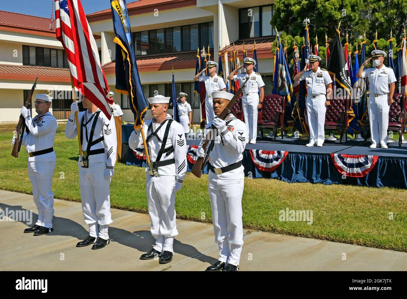 210826-N-AS200-7501 - VENTURA COUNTY, en Californie (NNS) – Centre pour les Seabees and Facilities Engineering (CSFE) et l'École des officiers du corps de génie civil naval (CECOS) ont mené une cérémonie de changement de commandement à bord de la base navale Ventura County (NBCV), Port Hueneme, où le capitaine Peter J. Maculan a soulagé le capitaine Christopher M. Kurgan, commandant en qualité de commandant. 26 août 2021. La FSTC forme les professionnels de la construction et de l'ingénierie des installations de la Marine américaine en leur fournissant les compétences et les connaissances essentielles pour soutenir la croissance de carrière et la préparation. NBCV est une installation de mission multidominante qui exploite la plus grande puissance du monde Banque D'Images