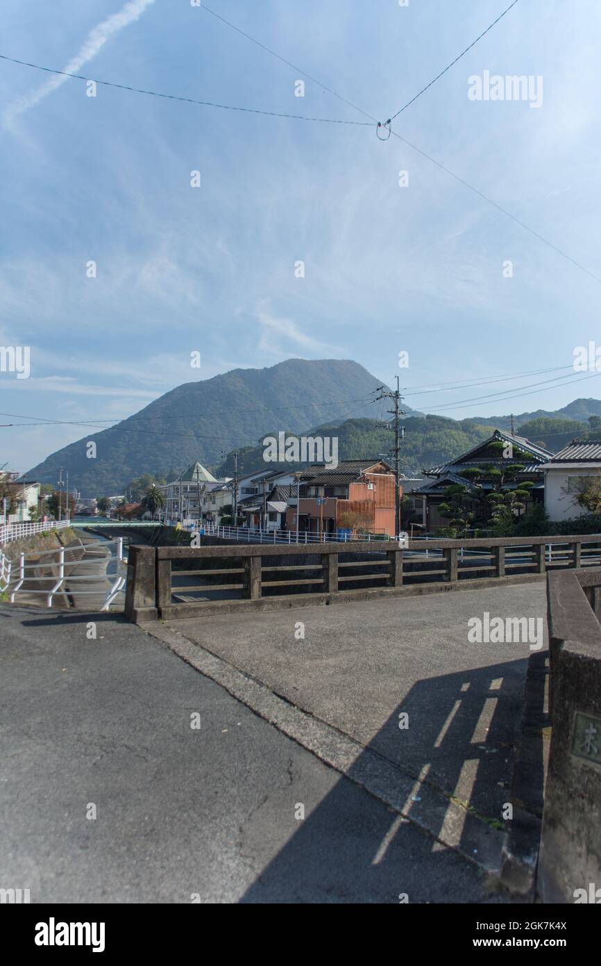 Un pont traversant les collines à Beppu, préfecture d'Oita, Japon Banque D'Images