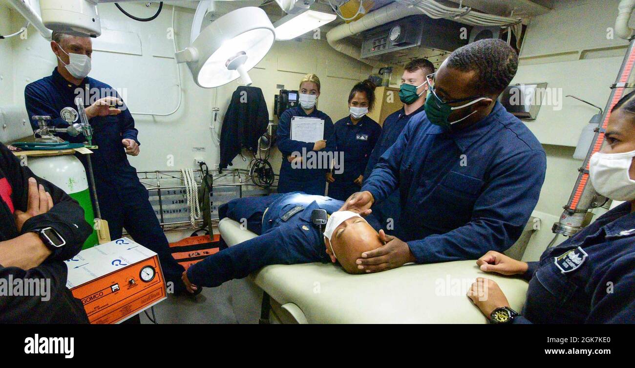 210827-N-MT581-1188 OCÉAN PACIFIQUE (AOÛT 27, 2021) des marins affectés au navire de transport amphibie USS John P. Murtha (LPD 26) traitent une victime simulée dans le poste de dressage de bataille de l'arrière (BDS) pendant l'exercice Freedom Banner 2021, août 27. John P. Murtha participe à l'exercice Freedom Banner, un exercice annuel qui comprend une projection stratégique de la Force de prépositionnement maritime (FPM) et des forces de combat associées. Banque D'Images