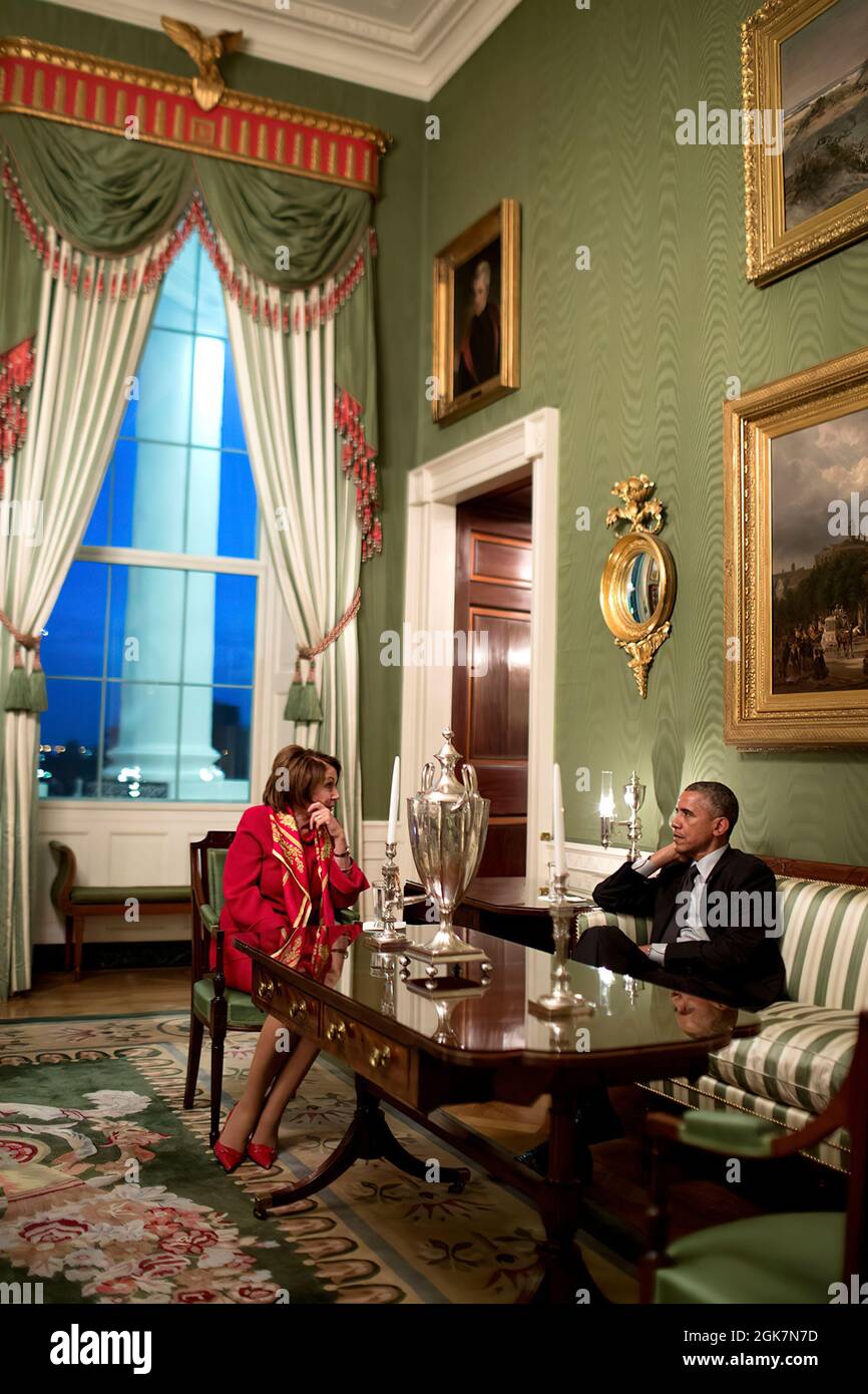 Le président Barack Obama s'entretient avec la leader démocrate de la Chambre des représentants, Nancy Pelosi, D-Californie, dans la salle verte de la Maison Blanche, le 4 février 2015. (Photo officielle de la Maison Blanche par Pete Souza) cette photo officielle de la Maison Blanche est disponible uniquement pour publication par les organismes de presse et/ou pour impression personnelle par le(s) sujet(s) de la photo. La photographie ne peut être manipulée d'aucune manière et ne peut pas être utilisée dans des documents commerciaux ou politiques, des publicités, des courriels, des produits, des promotions qui, de quelque manière que ce soit, suggèrent l'approbation ou l'approbation du Président, de la première famille ou du blanc Banque D'Images