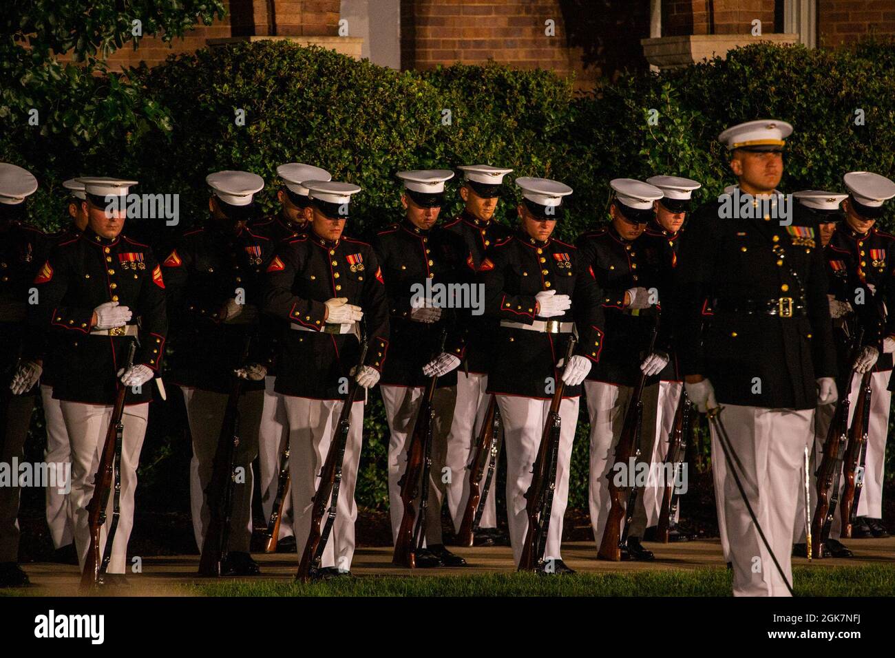 Marines avec le 2e peloton, Alpha Company, exécute “fix bayonets” lors d'une parade du vendredi soir à Marine Barracks Washington, le 29 août 2021. Le responsable hôte de la soirée était le général David H. Berger, 38e commandant du corps des Marines, et les invités d'honneur étaient le général Walter E. Boomer, USMC (Ret.), 24e commandant adjoint du corps des Marines, le général Carlton Fulford, USMC (Ret.), ancien commandant adjoint en chef du Commandement européen des États-Unis, Général Richard D. Hearney, USMC (Ret.), 25e commandant adjoint du corps des Marines, général de division James M. Michael Myatt, USMC (Ret.), ancien comm Banque D'Images