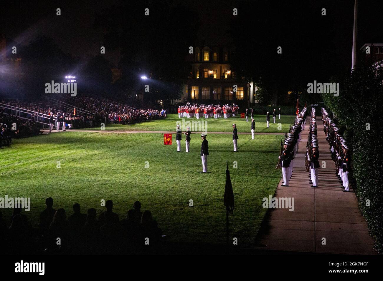 Marines avec Marine Barracks Washington se déroule lors d'une parade du vendredi soir à MBW, le 29 août 2021. Le responsable hôte de la soirée était le général David H. Berger, 38e commandant du corps des Marines, et les invités d'honneur étaient le général Walter E. Boomer, USMC (Ret.), 24e commandant adjoint du corps des Marines, le général Carlton Fulford, USMC (Ret.), ancien commandant adjoint en chef du Commandement européen des États-Unis, Général Richard D. Hearney, USMC (Ret.), 25e Commandant adjoint du corps des Marines, général de division James M. Michael Myatt, USMC (Ret.), ancien général commandant, 1re Division des Marines, Ma Banque D'Images