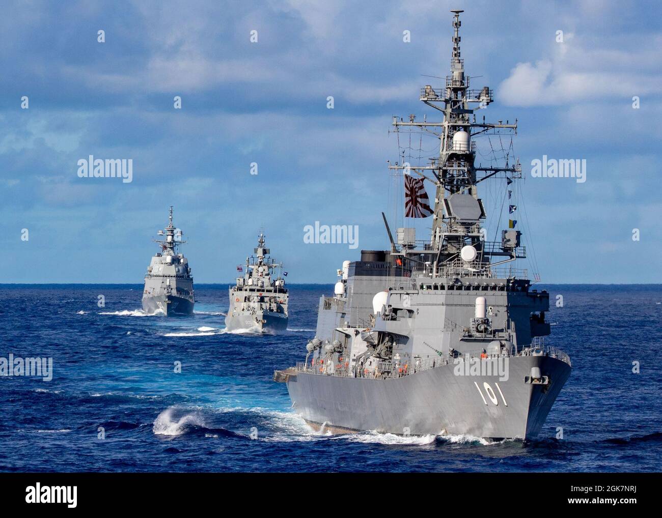 MER DES PHILIPPINES (août 28, 2021) des navires de la Force d'autodéfense maritime du Japon et de la Marine indienne naviguent en formation avec la Marine royale australienne HMAS Warramunga et le destroyer de missiles guidés de classe Arleigh Burke USS Barry (DDG 52) pendant le MALABAR 2021. Le Barry est actuellement déployé à l’appui du commandant de la Force opérationnelle (CTF) 71/Escadrier Squadron (DESRON) 15, le plus grand DESRON déployé à l’avant de la Marine et la principale force de surface de la 7e flotte américaine. Banque D'Images