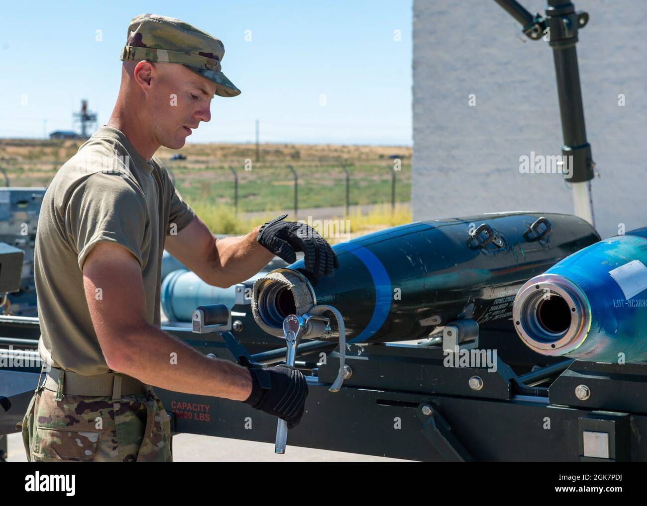 Des aviateurs du 124e vol munitions déchargent des munitions lors d'un événement de rodéo d'ammo le 28 août 2021, Gowen Field, Boise, Idaho. Le rodéo ammo est un concours annuel de préparation et de formation du moral axé sur la construction de bombes. Banque D'Images