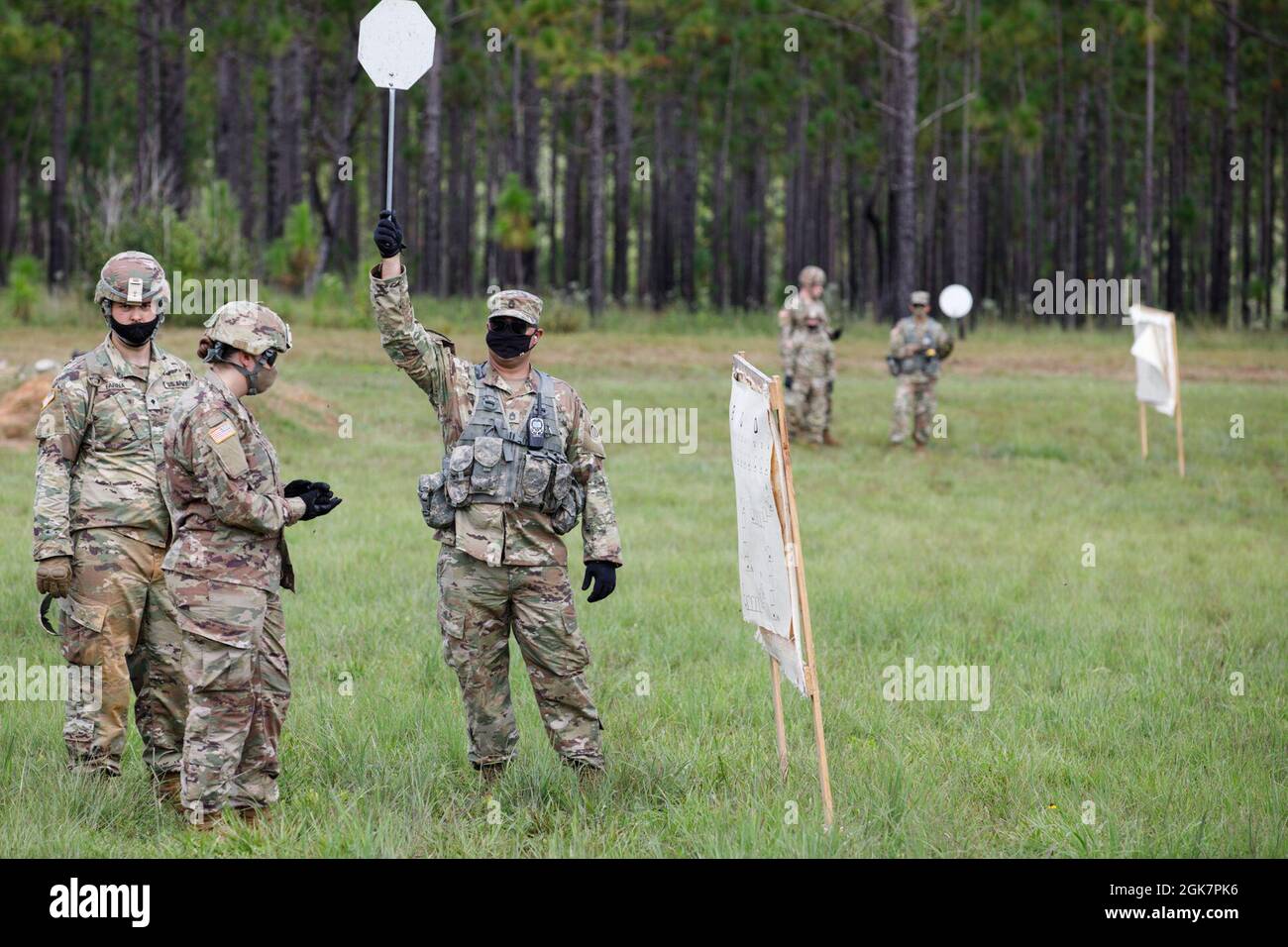 Un entraîneur/entraîneur observateur de la 177e Brigade d'armure signale à la tour de tir qu'ils sont prêts à retourner à la ligne de tir avec des soldats de la 447e compagnie de police militaire, le 28 août 2021, au Centre d'entraînement de la Force interarmées du Camp Shelby, Miss Banque D'Images