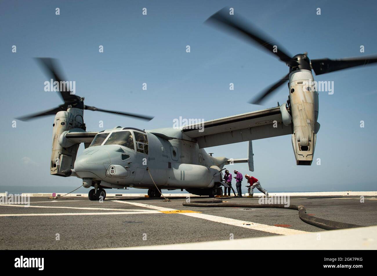 210828-N-MD802-1273 MER DES CARAÏBES - (AOÛT 28, 2021) — les marins affectés au quai de transport amphibie de la classe San Antonio USS Arlington (LPD 24) ravitaillent une MV-22 Osprey, affectée aux « Griffins de combat » de l'escadron marin de Tiltrotor moyen (VMM) 266, le 28 août 2021. Arlington est déployé au Commandement Sud des forces navales américaines/États-Unis La 4e flotte soutiendra les efforts d'aide humanitaire et de secours en cas de catastrophe (HADR) en Haïti à la suite d'un tremblement de terre de magnitude 7.2 le 14 août 2021. Banque D'Images