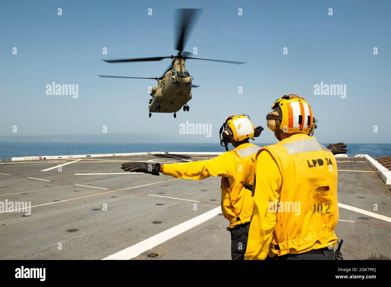 210828-N-MD802-1153 MER DES CARAÏBES - (AOÛT 28, 2021) — Un hélicoptère Chinook CH-47 de l'armée des États-Unis, affecté à la Compagnie Bravo, 1er Bataillon, 228e Aviation Regiment, effectue des qualifications d'atterrissage sur pont à bord du navire de transport amphibie USS Arlington (LPD 24) de la classe San Antonio, 28 août 2021. Arlington est déployé au Commandement Sud des forces navales américaines/États-Unis La 4e flotte soutiendra les efforts d'aide humanitaire et de secours en cas de catastrophe (HADR) en Haïti à la suite d'un tremblement de terre de magnitude 7.2 le 14 août 2021. Banque D'Images