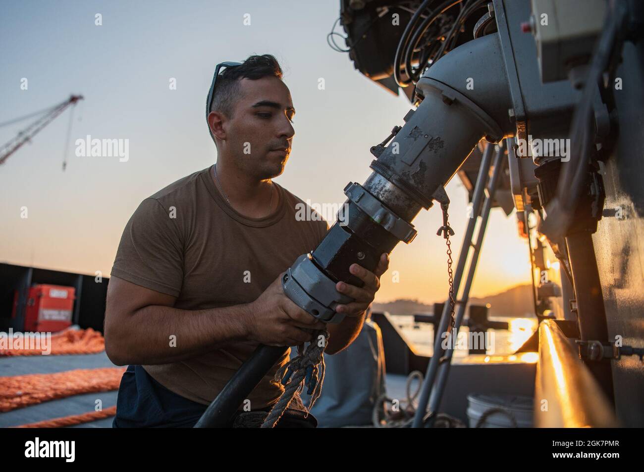 YOKOSUKA, Japon (août 28, 2021) — Electriciens Mate 2e classe Oscar Saldivar, attaché au commandant du département des opérations portuaires de Yokosuka (CFAY), fixe un tuyau à Yard Tug Seminole (YT-805) après être revenu de l'USS Carl Vinson (CVN 70), un porte-avions de la classe Nimitz, dans le Berth 12 de la CFAY pour une visite programmée. Carl Vinson, qui a son domicile à San Diego, en Californie, et le Carrier Strike Group (CSG 1) qui l'accompagne, sont en cours de déploiement par rotation dans la zone d'exploitation de la 7e flotte des États-Unis afin d'améliorer l'interopérabilité avec les partenaires et de servir de force de réaction en su Banque D'Images