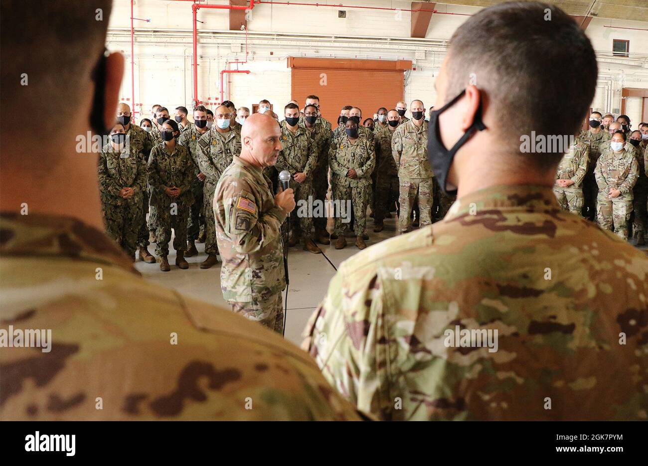 Sgt. Commandement Le Maj Benjamin Jones s'adresse aux membres du service dans le cadre d'une visite à la Station navale de Guantanamo Bay, Cuba, le 28 août 2021. Banque D'Images