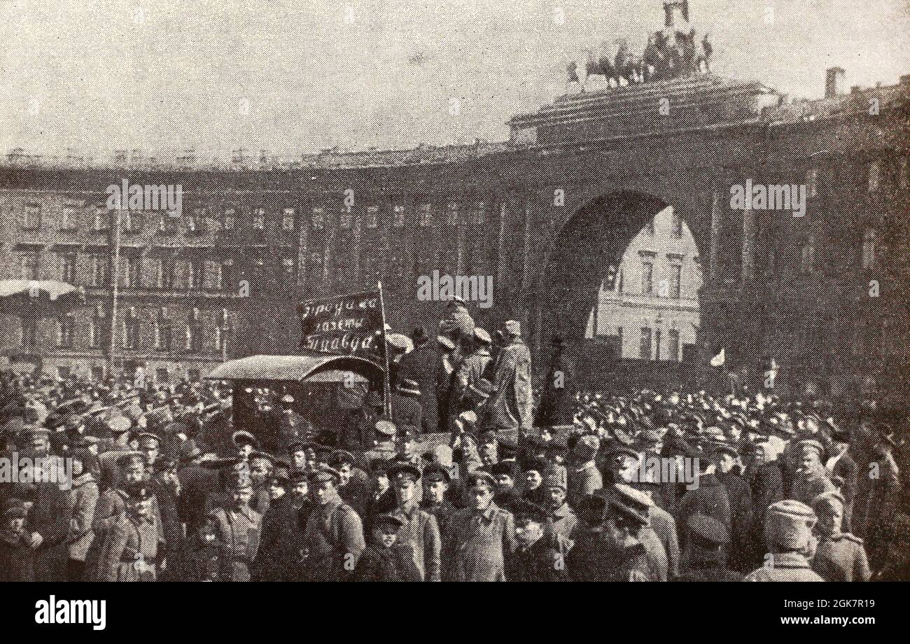 Distribution du journal "Pravda" à Petrograd en 1917. Banque D'Images