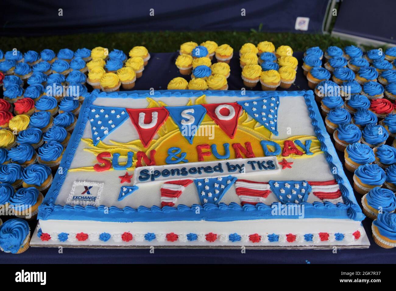 Gateau Et Desserts Precoupes Au Programme Sun Fun De L Uso Grafenwoehr Organise Au Tower Barracks Wild B O A R Complexe Recreatif Exterieur 28 Aout 21 Photo Stock Alamy