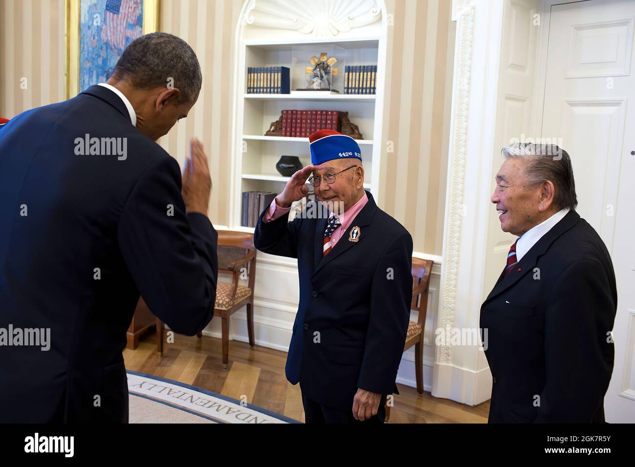 Le président Barack Obama revient le salut de Tommie Okabayashi, l'un des membres du groupe des vétérans américains japonais de la Seconde Guerre mondiale, lors d'une réunion dans le Bureau ovale pour les féliciter de leur médaille d'or au Congrès, le 18 février 2014. (Photo officielle de la Maison Blanche par Pete Souza) cette photo officielle de la Maison Blanche est disponible uniquement pour publication par les organismes de presse et/ou pour impression personnelle par le(s) sujet(s) de la photo. La photographie ne peut être manipulée d'aucune manière et ne peut pas être utilisée dans des documents commerciaux ou politiques, des publicités, des e-mails, des produits, p Banque D'Images