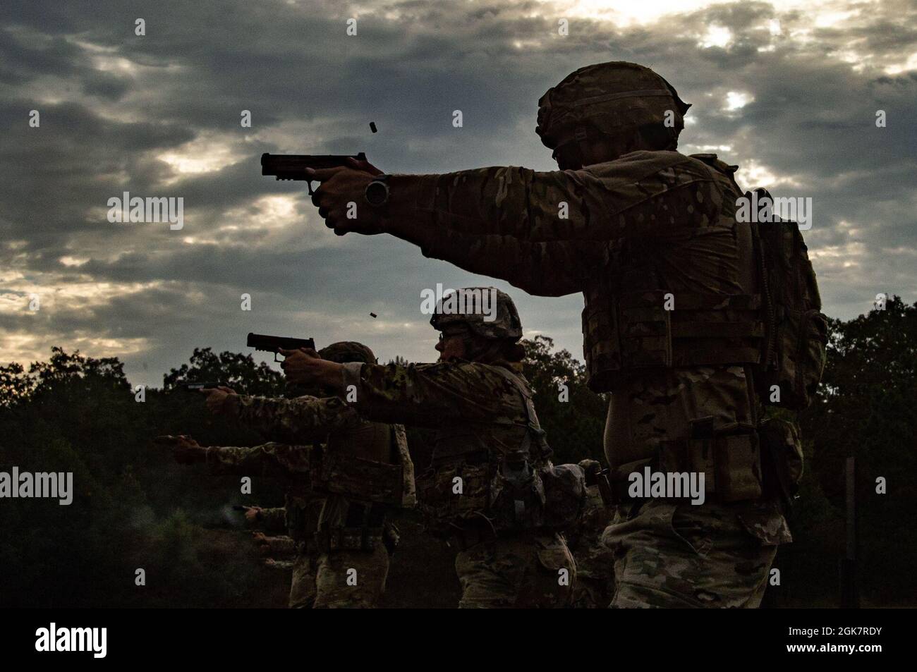 Le 1er Lt Parker Deese, garde nationale du Texas, tire de la ligne de 15 yards avec son pistolet pendant le 50e Winston P. Wilson et le 30e Championnat de compétence des forces armées aux armes au Centre d'entraînement de manœuvre interarmées de Robinson le 29 août 2021. Banque D'Images