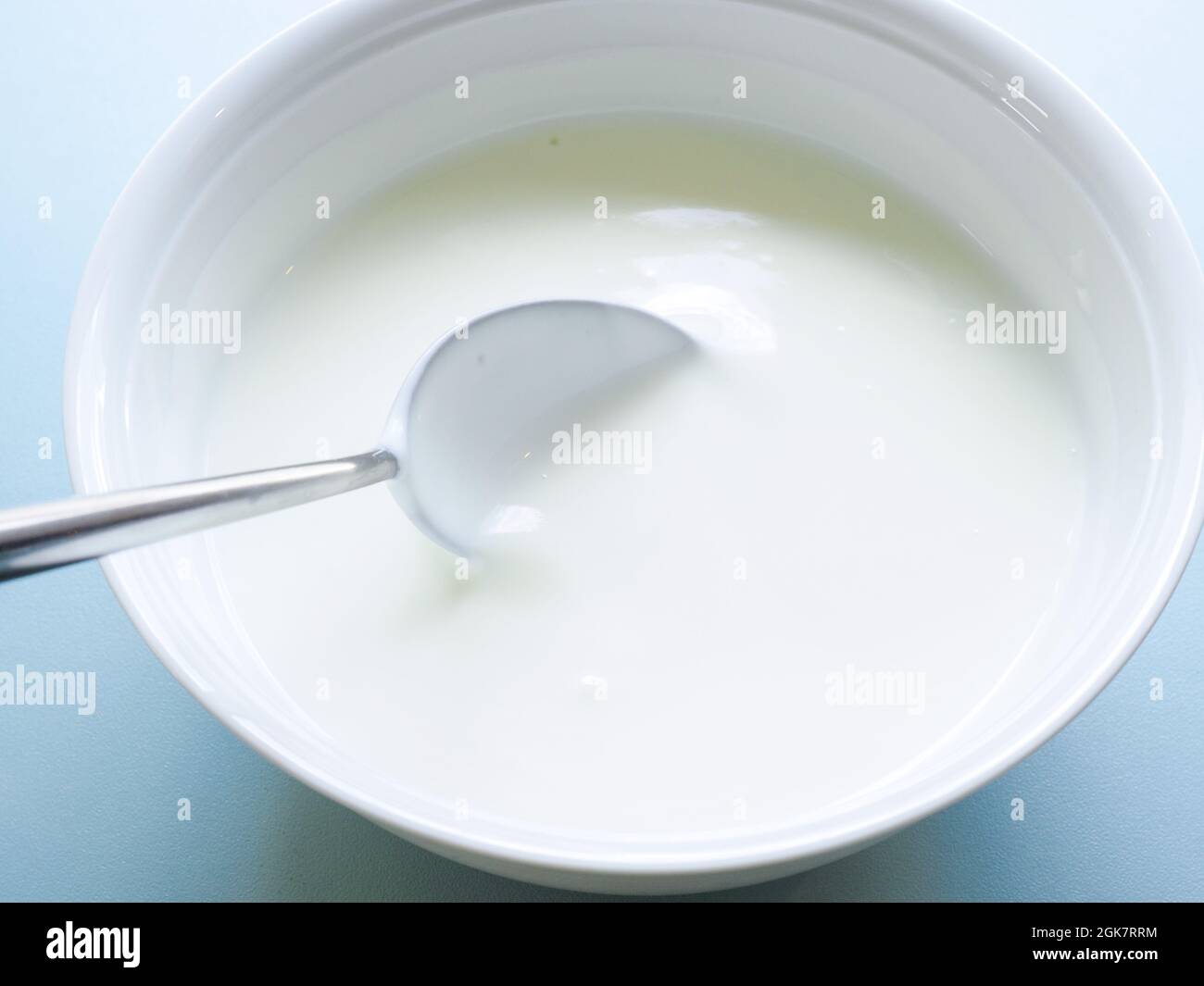 Yaourt biologique naturel à faible teneur en matières grasses dans un bol blanc, concept alimentaire sain Banque D'Images