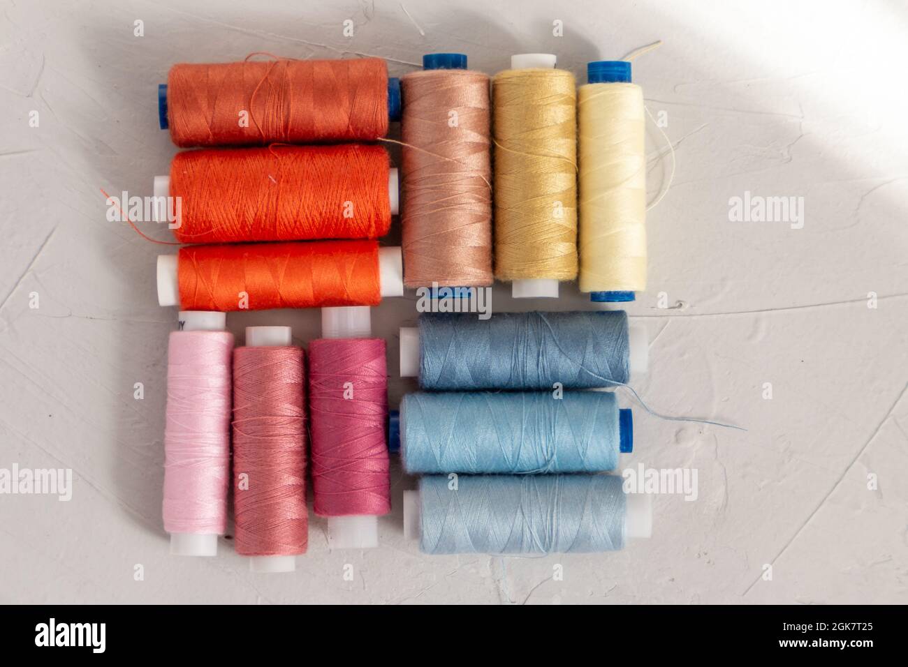 Fil de coton coloré sur fond gris, mode lente et concept de couture à la maison Banque D'Images