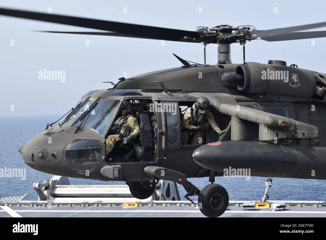 210829-N-N3764-0004 MER DES CARAÏBES - (AOÛT 29, 2021) – Un hélicoptère UH-60 Blackhawk de l'armée américaine effectue des qualifications d'atterrissage en pont à bord du navire de transport rapide USNS Burlington (T-EPF 10) de la classe Spearhead, le 29 août 2021. Burlington est déployé dans le Commandement Sud des Forces navales des États-Unis/4e flotte des États-Unis pour soutenir les efforts d'aide humanitaire et de secours en cas de catastrophe (HADR) en Haïti à la suite d'un tremblement de terre de magnitude 7.2 le 14 août 2021. Banque D'Images