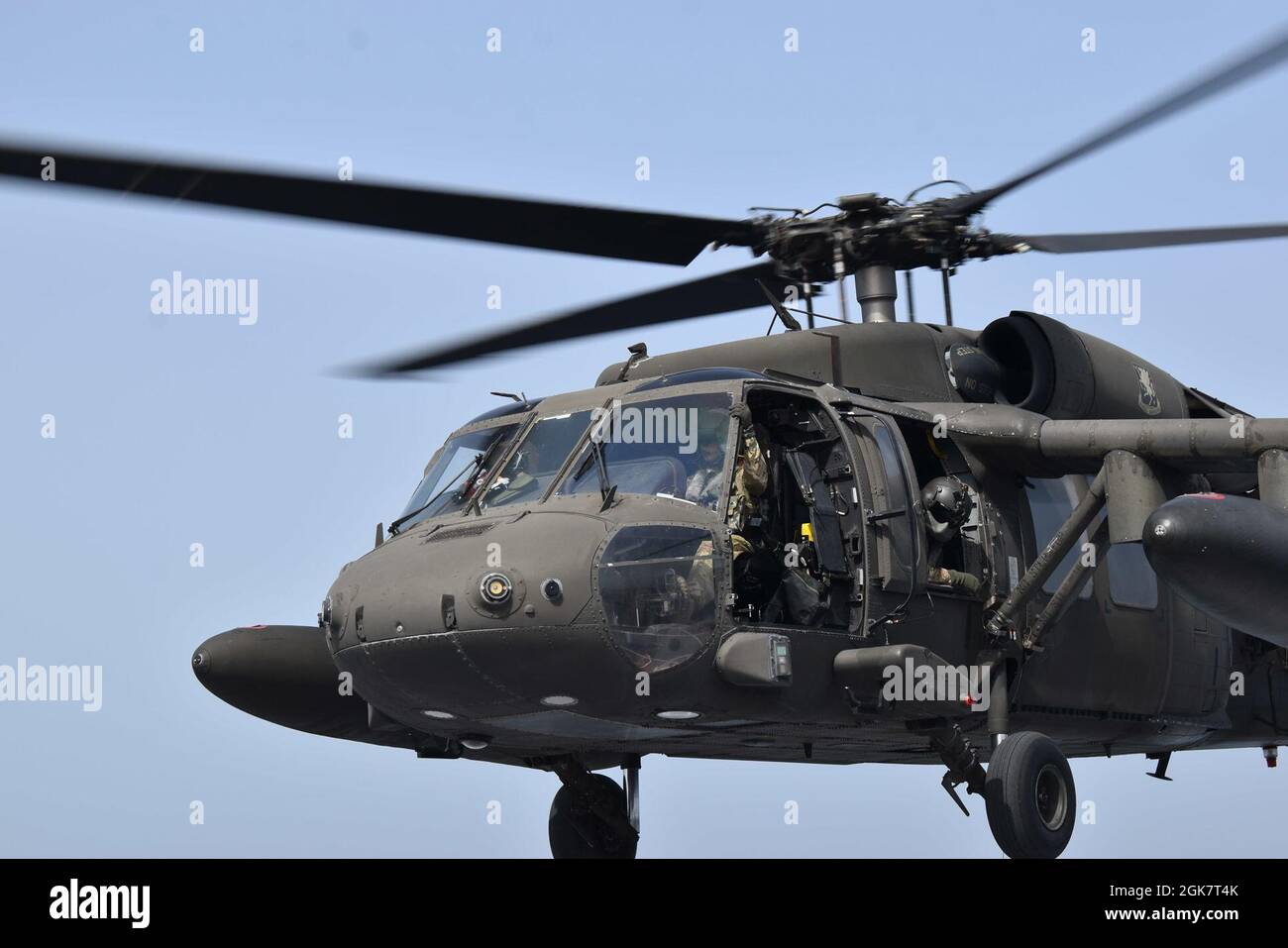 210829-N-N3764-0003 MER DES CARAÏBES - (AOÛT 29, 2021) – Un hélicoptère UH-60 Blackhawk de l'armée américaine effectue des qualifications d'atterrissage en pont à bord du navire de transport rapide USNS Burlington (T-EPF 10) de la classe Spearhead, le 29 août 2021. Burlington est déployé dans le Commandement Sud des Forces navales des États-Unis/4e flotte des États-Unis pour soutenir les efforts d'aide humanitaire et de secours en cas de catastrophe (HADR) en Haïti à la suite d'un tremblement de terre de magnitude 7.2 le 14 août 2021. Banque D'Images