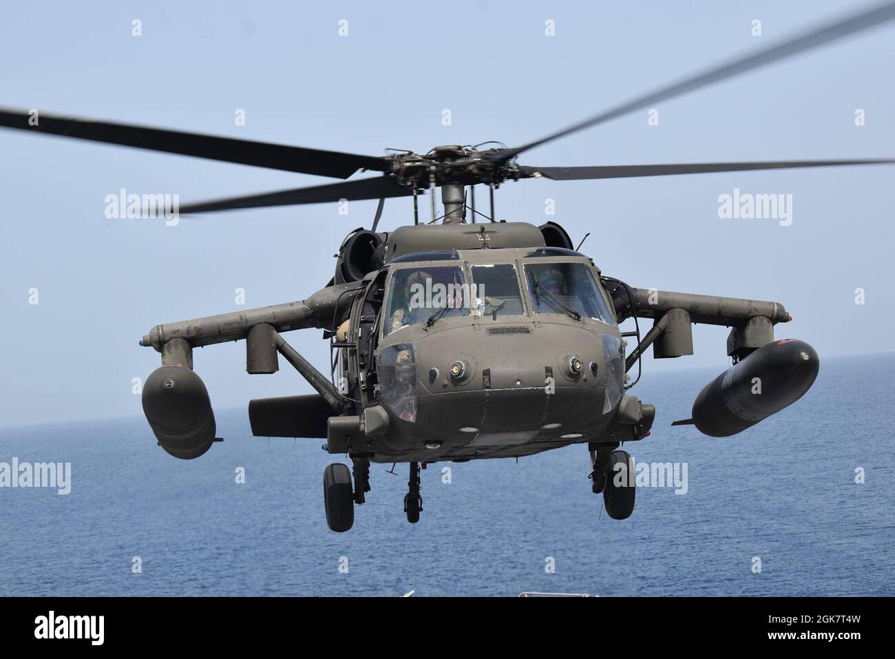 210829-N-N3764-0001 MER DES CARAÏBES - (AOÛT 29, 2021) – Un hélicoptère UH-60 Blackhawk de l'armée américaine effectue des qualifications d'atterrissage en pont à bord du navire de transport rapide USNS Burlington (T-EPF 10) de la classe Spearhead, le 29 août 2021. Burlington est déployé dans le Commandement Sud des Forces navales des États-Unis/4e flotte des États-Unis pour soutenir les efforts d'aide humanitaire et de secours en cas de catastrophe (HADR) en Haïti à la suite d'un tremblement de terre de magnitude 7.2 le 14 août 2021. Banque D'Images