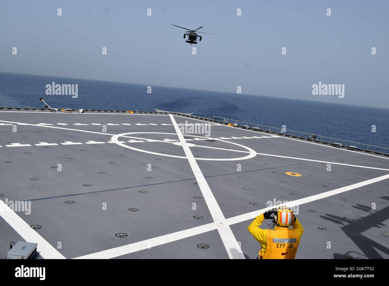 210829-N-N3764-0002 MER DES CARAÏBES - (AOÛT 29, 2021) – le marin de la fonction publique américaine Sonny Trinh dirige un hélicoptère UH-60 Blackhawk de l'armée américaine pendant les qualifications d'atterrissage à bord du navire de transport rapide USNS Burlington (T-EPF 10) de la classe Spearhead, le 29 août 2021. Burlington est déployé dans le Commandement Sud des Forces navales des États-Unis/4e flotte des États-Unis pour soutenir les efforts d'aide humanitaire et de secours en cas de catastrophe (HADR) en Haïti à la suite d'un tremblement de terre de magnitude 7.2 le 14 août 2021. Banque D'Images