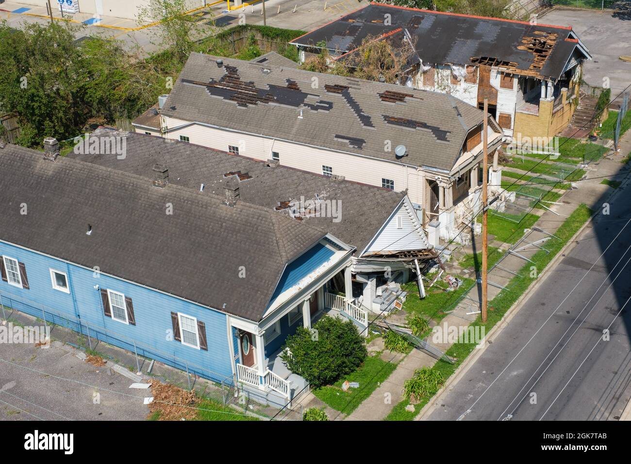 LA NOUVELLE-ORLÉANS, LA, États-Unis - 12 SEPTEMBRE 2021 : vue aérienne des maisons endommagées par l'ouragan Ida dans le quartier Uptown Banque D'Images