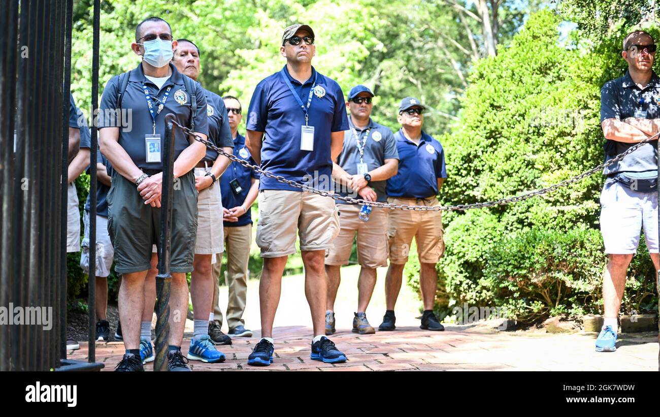 Le personnel, la faculté et les étudiants du Inter-American Defence College font le tour du mont de George Washington. Résidence Vernon, Mt. Vernon, Virginie, 30 août 2021. La propriété est un monument américain et une ancienne plantation de George Washington, le premier président des États-Unis et sa femme, Martha. Le domaine est situé sur les rives du fleuve Potomac. Banque D'Images