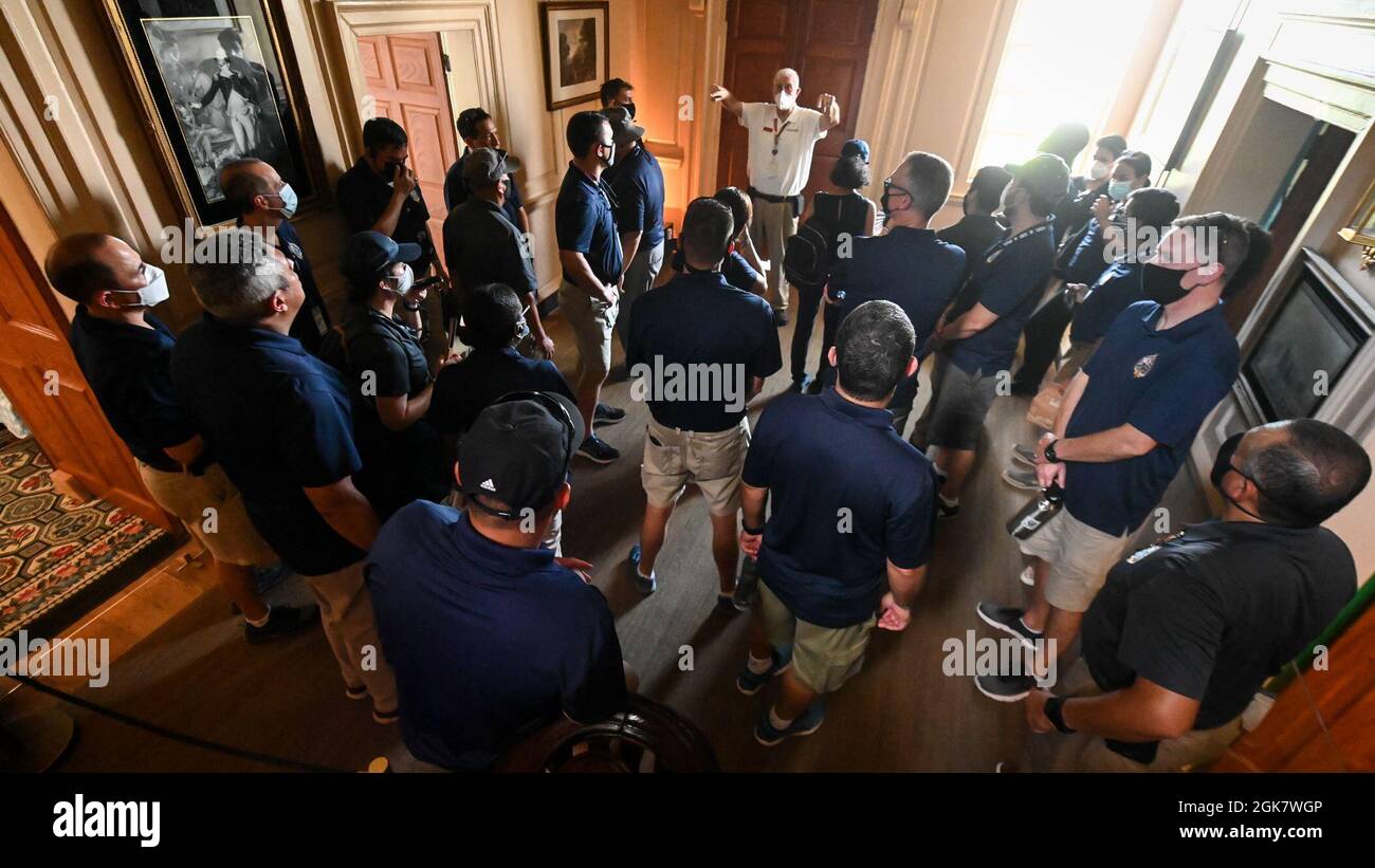 Le personnel, la faculté et les étudiants du Inter-American Defence College font le tour du mont de George Washington. Résidence Vernon, Mt. Vernon, Virginie, 30 août 2021. La propriété est un monument américain et une ancienne plantation de George Washington, le premier président des États-Unis et sa femme, Martha. Le domaine est situé sur les rives du fleuve Potomac. Banque D'Images