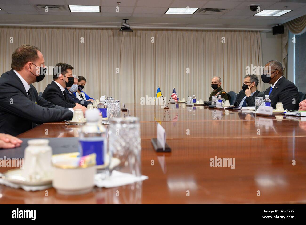 Le secrétaire à la Défense, Lloyd J. Austin III, et le président ukrainien, Volodymr Zelenskyy, s'engagent dans un échange bilatéral au Pentagone, à Washington, D.C., le 31 août 2021. Banque D'Images