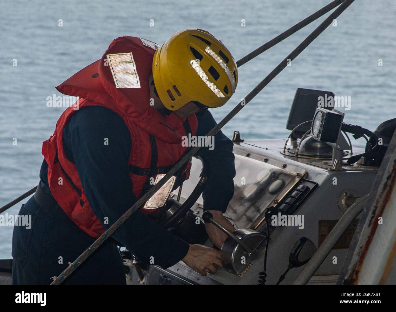 210831-N-NY362-2022 MER D'ARABIE (AOÛT 31, 2021) – Boatswain’s Mate 3rd Class Wyatt Shaw Function teste un bateau gonflable à coque rigide à bord du porte-avions USS Ronald Reagan (CVN 76) pendant les opérations de petits bateaux dans la mer d’Arabie, août 31. Ronald Reagan est le navire amiral du Carrier Strike Group 5 et est déployé dans la zone d'opérations de la 5e flotte des États-Unis à l'appui des opérations navales afin d'assurer la stabilité et la sécurité maritimes dans la région centrale, Reliant la Méditerranée et le Pacifique à travers l'ouest de l'océan Indien et trois points d'étranglement stratégiques. Banque D'Images