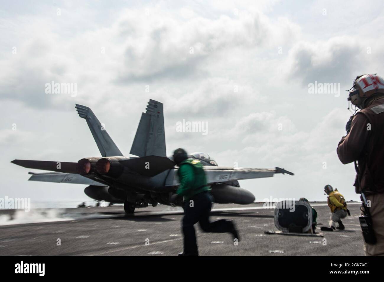 210831-N-WS494-1100 MER D'ARABIE (AOÛT 31, 2021) – un avion de chasse F/A-18F Super Hornet, attaché aux « Diamondbacks » de l'escadron de combat Strike Fighter Squadron (VFA) 102, est lancé à partir du pont de vol du porte-avions USS Ronald Reagan (CVN 76) en mer d'Arabie, le 31 août. Ronald Reagan est le navire amiral du Carrier Strike Group 5 et est déployé dans la zone d'opérations de la 5e flotte des États-Unis à l'appui des opérations navales afin d'assurer la stabilité et la sécurité maritimes dans la région centrale, Reliant la Méditerranée et le Pacifique à travers l'ouest de l'océan Indien et trois points d'étranglement stratégiques. Banque D'Images
