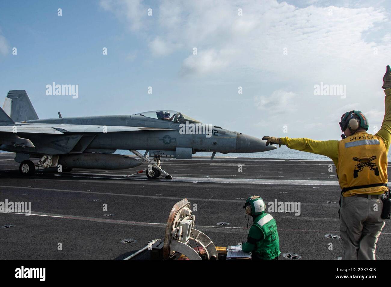 210831-N-WS494-1140 MER D'ARABIE (AOÛT 31, 2021) – les marins préparent un avion de chasse F/A-18e Super Hornet, attaché au « Royal Maces » du Strike Fighter Squadron (VFA) 27, à lancer à partir du pont de vol du porte-avions USS Ronald Reagan (CVN 76) en mer d'Arabie, le 31 août. Ronald Reagan est le navire amiral du Carrier Strike Group 5 et est déployé dans la zone d'opérations de la 5e flotte des États-Unis à l'appui des opérations navales afin d'assurer la stabilité et la sécurité maritimes dans la région centrale, Reliant la Méditerranée et le Pacifique à travers l'ouest de l'océan Indien et trois points d'étranglement stratégiques. Banque D'Images
