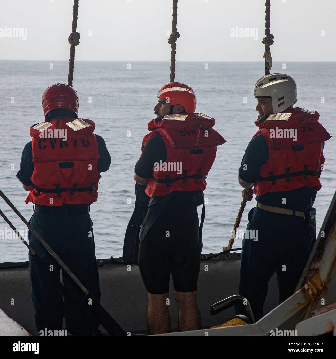 210831-N-NY362-2015 MER D'ARABIE (AOÛT 31, 2021) – de gauche à droite, le compagnon de Boatswain de 3e classe Corey Delacruz, le maître en armes de 3e classe Maximillion Young et le lieutenant j.g. Miguel Acosta se prépare à effectuer des opérations sur de petits bateaux à bord du porte-avions USS Ronald Reagan (CVN 76) dans la mer d'Arabie, en août 31. Ronald Reagan est le navire amiral du Carrier Strike Group 5 et est déployé dans la zone d'opérations de la 5e flotte des États-Unis à l'appui des opérations navales afin d'assurer la stabilité et la sécurité maritimes dans la région centrale, reliant la Méditerranée et le Banque D'Images