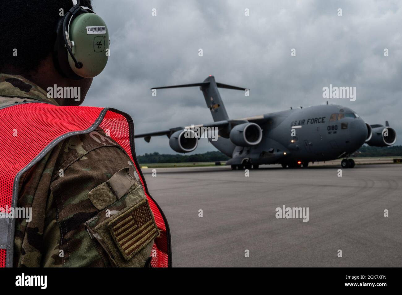 Le principal Airman Elijah Turner, chef d'équipage du 911e Escadron de maintenance d'aéronefs, regarde comme un C-17 Globemaster III taxis sur la ligne de vol à la station de réserve aérienne de l'aéroport international de Pittsburgh, Pennsylvanie, le 31 août 2021. L'avion et l'équipage sont retournés à Pittsburgh après avoir participé aux efforts d'évacuation en Afghanistan. Banque D'Images